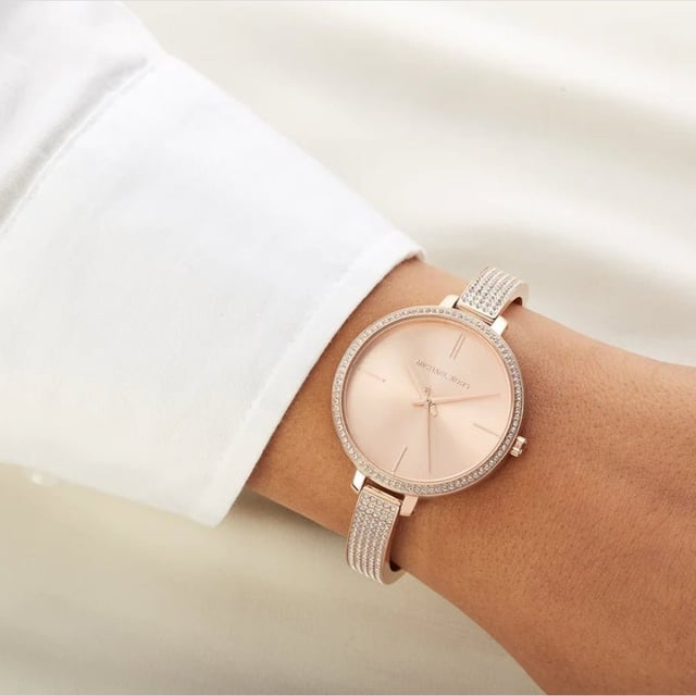 Spezifikation Details Marke Michael Kors Modell MK3785 Barcode Nummer 796483356139 Geschlecht Frauen Gehäusegröße 36mm Gehäuse Material Edelstahl Gehäusefarbe Rose gold Zifferblatt Farbe Rose Gold-Ton Band Material Stahl Band Farbe Rose gold Uhrwerk Quarz Chronograph Nein Wasserdichtigkeit 50 Meter