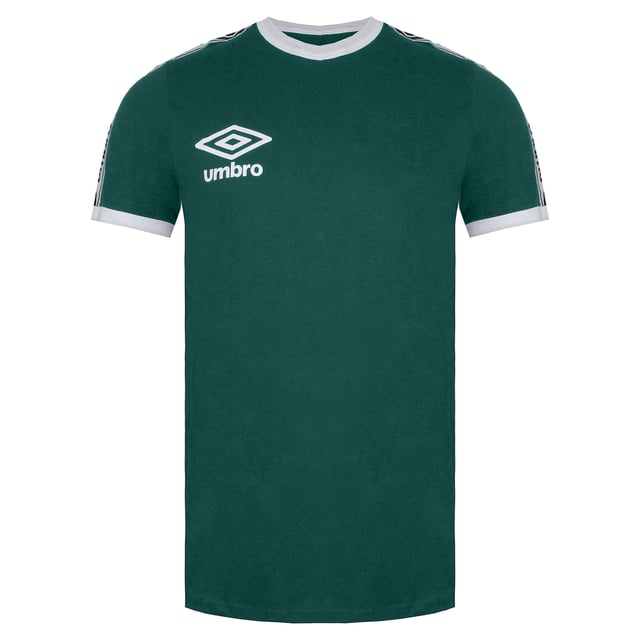 Das Umbro Ringer Herren-T-Shirt ist ein klassisches und vielseitiges Basic, das Komfort und Style mühelos vereint. Das zeitlose Ringer-Design macht es zu einer zuverlässigen Wahl für verschiedene Anlässe. Die reguläre Passform sorgt für eine bequeme und entspannte Silhouette. Der kontrastfarbene Rippkragen und die Ärmelbündchen verleihen dem Design eine sportliche Note und kreieren einen klassischen Ringer-Look. Das hochwertige Material sorgt für ein weiches und angenehmes Tragegefühl auf der Haut. Der Stoff ist strapazierfähig und atmungsaktiv und bietet so ganztägigen Tragekomfort. Der klassische Rundhalsausschnitt verleiht diesem T-Shirt einen vielseitigen und zeitlosen Look, der sich perfekt mit Jeans, Shorts oder Freizeithosen kombinieren lässt. Ob beim Erledigen von Besorgungen, Treffen mit Freunden oder einfach beim Entspannen – dieses T-Shirt verleiht Ihrem Outfit einen Hauch von lässigem Stil. Das dezente Umbro-Logo auf der Brust steht für die Tradition und das Qualitätsbewusstsein der Marke. Das Logo verleiht einen stylischen Touch und unterstreicht Ihre Vorliebe für Sportbekleidung, die Mode und Funktionalität vereint. Entscheiden Sie sich für das Umbro Ringer Herren-T-Shirt – für seine bequeme Passform, die hochwertigen Materialien und das klassische Design. Ob fürs Fitnessstudio oder einfach nur für ein lässiges und stylisches T-Shirt – dieses T-Shirt ist eine vielseitige Wahl, mit der Sie Ihren persönlichen Stil mühelos zum Ausdruck bringen können.
