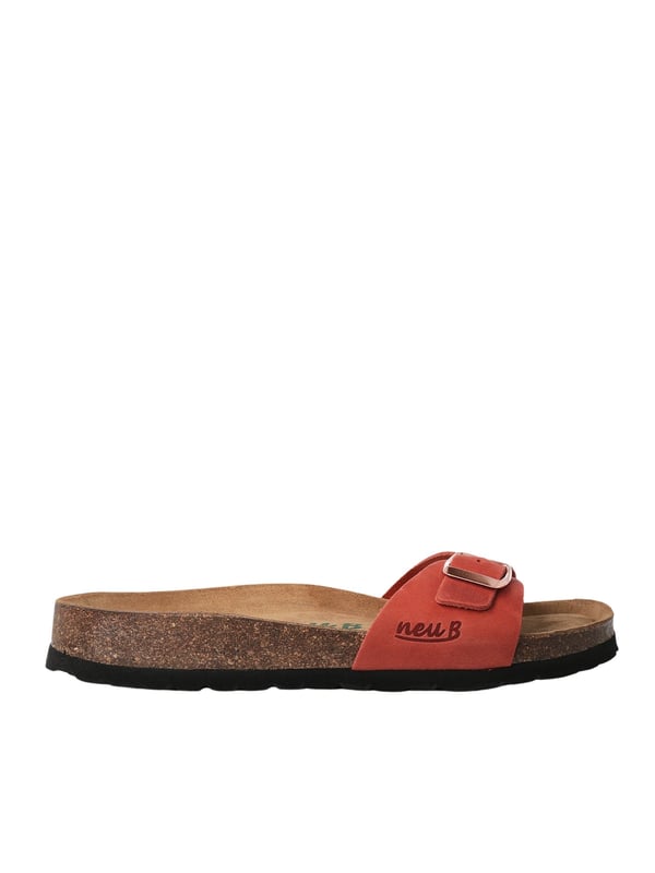 Entdecken Sie die perfekten Damen-Sandalen für den Sommer! Diese eleganten Sandalen vereinen Stil und Komfort mit einem leichten Design, das ideal für warme Tage ist. Der Spaltlederriemen sorgt für eine hochwertige Optik und langlebige Qualität, während die Dornenschließe eine individuelle Anpassung ermöglicht. Das Korkfußbett passt sich perfekt an die Form Ihres Fußes an und bietet ganztägigen Tragekomfort. Ob am Strand, in der Stadt oder bei einem gemütlichen Spaziergang - diese Sandalen sind der ideale Begleiter. Gönnen Sie sich einen Hauch von Luxus und lassen Sie Ihre Füße atmen. Perfekt kombinierbar mit Sommerkleidern, Shorts oder Jeans, verleihen diese Sandalen jedem Outfit das gewisse Etwas. Erleben Sie Komfort und Stil in einer Sandale!
