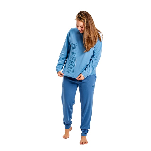 München långärmad pyjamas.\n Färg blå\n Långärmad T-shirt med rund halsringning.\n Rutigt tryck.\n Design med varumärkesgrafik.\n Långa byxor.\n Elastiskt midjeband.\n Raka fållar.\n Sömmarna syns i ton.\n\n Sammansättning: 60% polyester, 40% bomull.\n\n -Tvätta på max temperatur. 30º.\n -Använd inte blekmedel.\n -Torka i max temperatur. 110º.\n -Har inte stöd för kemtvätt.\n -Tillåter dig att använda en torktumlare.\n Sammansättning: 60% polyester, 40% bomull.\n Skötsel:\n-Tvätta i max temperatur. 30º.\n -Använd inte blekmedel.\n -Torka i max temperatur. 110º.\n -Har inte stöd för kemtvätt.\n -Tillåter dig att använda en torktumlare.