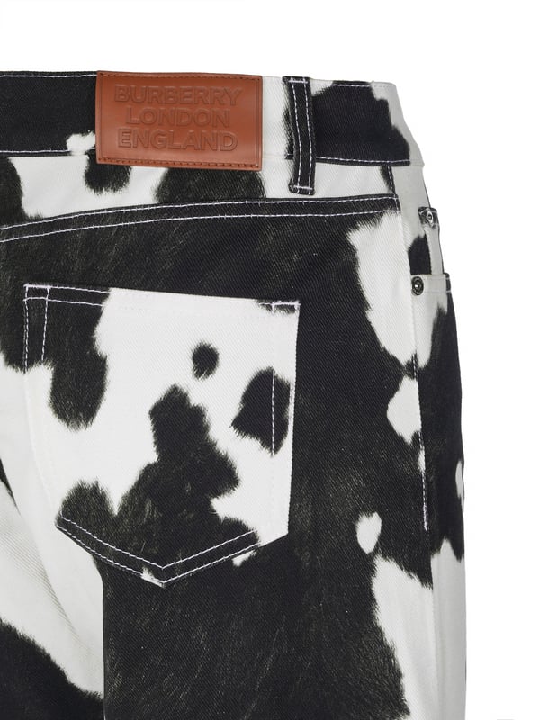 100% katoen; Burberry-jeans; Model: 8016757; Hoogwaardige afwerking; 5-pocketstijl; Halverwege de taille; riemlussen; knoop, ritssluiting; Burberry-logodetails