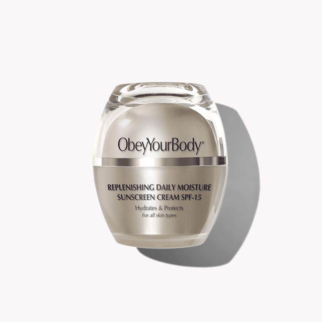 Overmatig direct zonlicht kan huiddehydratatie, zonnebrand, vroegtijdige veroudering en vlekken veroorzaken. Je hebt bescherming tegen dergelijke nadelige effecten nodig en dat is waar onze dagelijkse moisturizer om de hoek komt kijken. Deze moisturizer is ontwikkeld met unieke, onverslaanbare huidhydraterende en beschermende elementen. Onze elegante, weelderige textuurcrème doet meestal uitgeputte huidcellen herleven als gevolg van overmatige zonnestraling. 50 ml