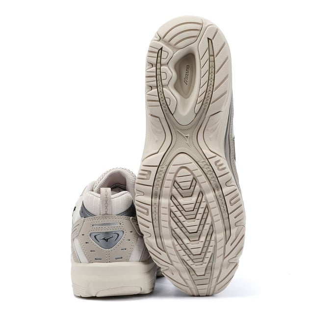 Verhoog je comfort en stijl met deze sneakers met een bovenwerk van ripstop en synthetisch nubuck. Ontworpen met een lichtgewicht dempende tussenzool voor verbeterde ondersteuning en de hele dag draagbaarheid.