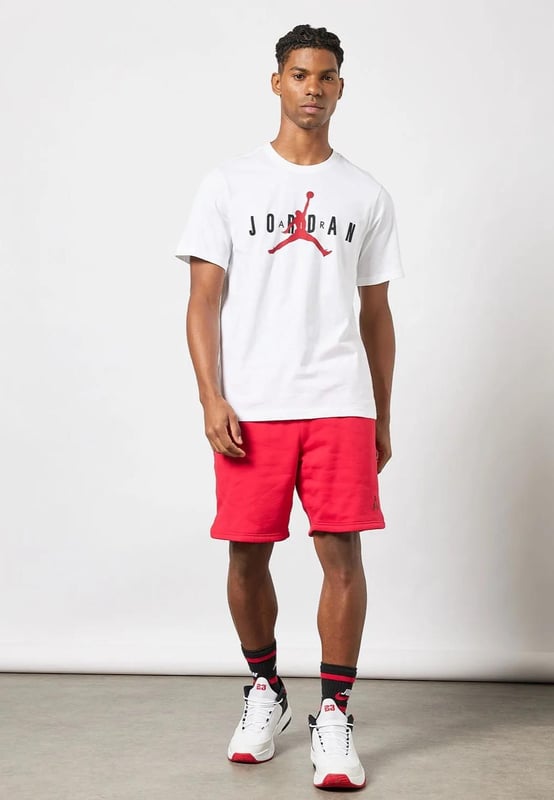 Nike Air Jordon Herren-T-Shirt in Weiß. Hergestellt aus weicher Baumwolle und Nike-Grafiken. Dieses T-Shirt bietet Ihnen den ganzen Tag Komfort. Rundhalsausschnitt, kurze Ärmel. Verwenden Sie weiche Baumwolle für einen Fell, der sich ideal als Schicht oder einzeln eignet.
