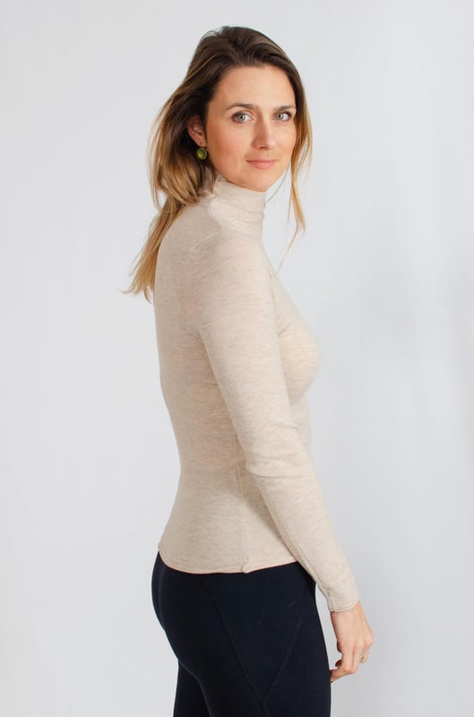 Elevate your knitwear collection with this soft jumper that's crafted from cosy, soft touch knit. It's designed in a regular fit and features a chic roll neck, rolled edges, and finished with a brass logo plate at hem .
Fit: Semi Fitted, Sizing: As expected