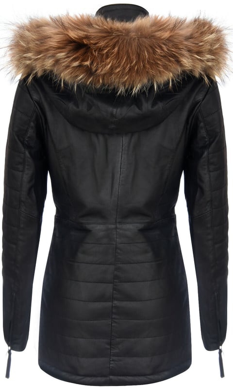 Mejora tu guardarropa de invierno con nuestra parka de cuero para mujer de corte ajustado, una opción perfecta para mantenerte abrigada y con estilo en climas más fríos. Esta chaqueta, confeccionada con 100 % cuero napa ultra suave de primera calidad, ofrece una sensación lujosa y cómoda. Esto es lo que la distingue: Capucha con forro de piel desmontable: la chaqueta cuenta con una capucha con forro de piel desmontable, que brinda calidez y un aspecto exuberante que agrega un toque de sofisticación a tu atuendo de invierno. Bolsillos funcionales con cremallera: cuatro bolsillos con cremallera en la parte delantera de la chaqueta, con lengüeta para una fácil apertura, ofrecen un almacenamiento seguro y conveniente para tus elementos esenciales. Detalles acolchados lujosos: los detalles acolchados en las mangas y la cintura agregan un toque de lujo y textura al diseño de la chaqueta, mejorando su atractivo visual. Cuello alto: el cuello alto, abrochado con botones a presión, no solo te mantiene abrigado, sino que también agrega un elemento elegante y chic al aspecto general. Puños con cremallera: los puños con cremallera brindan mayor capacidad de ajuste y estilo, lo que le permite personalizar la longitud de la manga según sus preferencias. Esta chaqueta parka de cuero para mujer combina moda, funcionalidad y calidad superior, lo que la convierte en un complemento imprescindible para tu guardarropa de invierno para un aspecto elegante y acogedor.