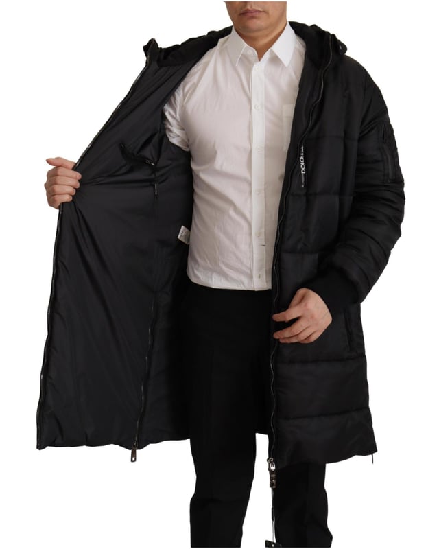 Marca: Dolce & Gabbana  
Modelo: Chaqueta parka con capucha  
Color: Negro  
Cierre de cremallera completa  
Detalles del logo  
Hecho en Italia  
Material: 80% Nylon 20% Algodón  
Forro: 100% Poliéster  
Material: 80% Nylon 20% Algodón