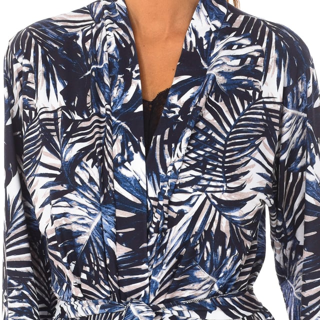Women's 3/4 sleeve robe.
 Wrap robe with ribbed finish.
 Closure with matching cord.
 Seams seen in tone.
 Composition: 100% polyester
 Care:
Handwash.
 - Do not use bleach.
 - Do not use dryer.
 - Supports iron.
 - Do not dry clean.