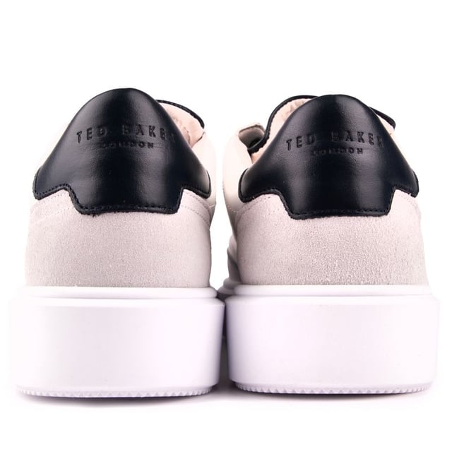 Confeccionado con una combinación de piel lisa y ante. Las zapatillas deportivas Luigis de perfil bajo de Ted Baker desprenden un atractivo lujoso que seguramente llamará la atención. Pero no se trata sólo de apariencia. Estas zapatillas estilo cancha cuentan con una suela inflada que brinda amortiguación y soporte. haciendo de cada paso un deleite.