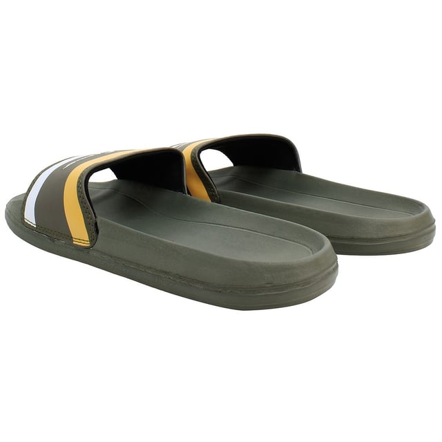 Ben Sherman Sidney Heren Groene Slippers Ben Sherman Sidney Heren Flip-Flops, de belichaming van informele comfort en tijdloze stijl. Hier is een gedetailleerde beschrijving die hun belangrijkste kenmerken benadrukt:
Klassiek Ontwerp: Deze flip-flops beschikken over een strak en minimalistisch ontwerp, dat de tijdloze esthetiek van Ben Sherman belichaamt. Met een effen zwarte kleur passen ze moeiteloos bij elke casual outfit, van strandkleding tot dagelijkse kleding.
Premium Materialen: Gemaakt van hoogwaardige materialen, waaronder een duurzame rubberen zool en een comfortabele voetbed, zijn deze flip-flops ontworpen om lang mee te gaan. De zachte maar stevige banden zorgen voor een veilige pasvorm en voorkomen ongemak of irritatie tijdens langdurig dragen.
Comfortabele Voetbed: De Sidney flip-flops hebben een gecushioneerd voetbed dat zich vormt naar de contouren van je voeten, wat superieur comfort en ondersteuning biedt bij elke stap. Of je nu over het strand wandelt of boodschappen doet in de stad, met deze flip-flops blijven je voeten verfrist en ontspannen.
Lichtgewicht en Flexibel: Ontworpen voor maximaal comfort en vrijheid van beweging, zijn deze flip-flops licht van gewicht en flexibel, waardoor natuurlijke voetbeweging mogelijk is. Of je nu naast het zwembad ligt of nieuwe bestemmingen verkent, ze bieden de flexibiliteit en wendbaarheid die je nodig hebt voor een hele dag dragen.
Gemakkelijk Schoon te Maken: Dankzij hun waterbestendige ontwerp zijn deze flip-flops gemakkelijk te reinigen en te onderhouden, waardoor ze ideaal zijn voor stranduitstapjes of ontspanning aan het zwembad. Spoel ze eenvoudig af met water om ze er fris uit te laten zien en klaar voor je volgende avontuur.