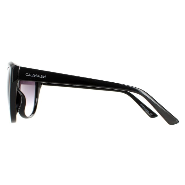Calvin Klein Cat Eye Dames Black Gray Gracient CK19536S Zonnebril zijn een glamoureuze kattenoogstijl gemaakt van lichtgewicht acetaat. Het Calvin Klein -logo bevat op de slanke tempels voor merkauthenticiteit.