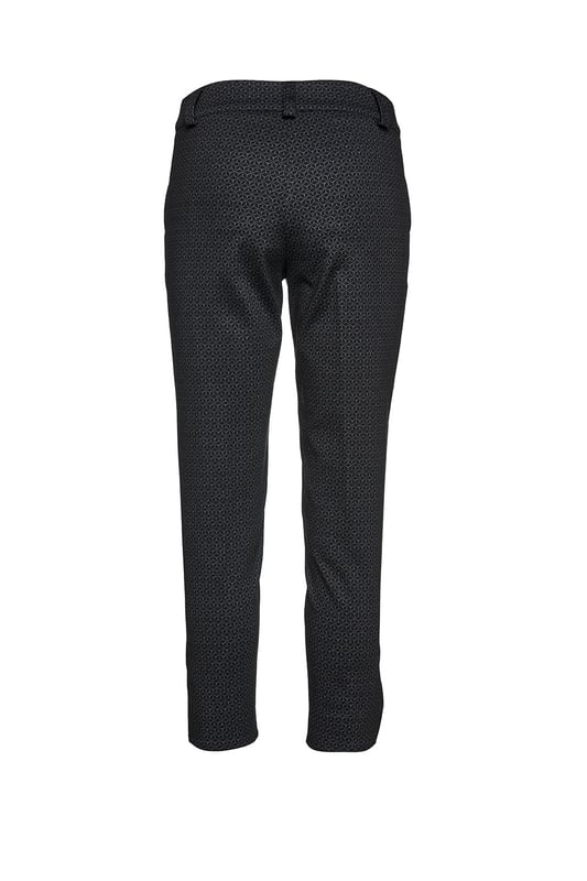 Pantalones cortos en tejido estampado Punto di Roma. Cinturilla de 5 cm con trabillas en el mismo tejido. Se abrocha en la parte delantera con un botón de plástico. Bolsillos diagonales en la parte lateral. Abertura redondeada en el dobladillo en el lado exterior.