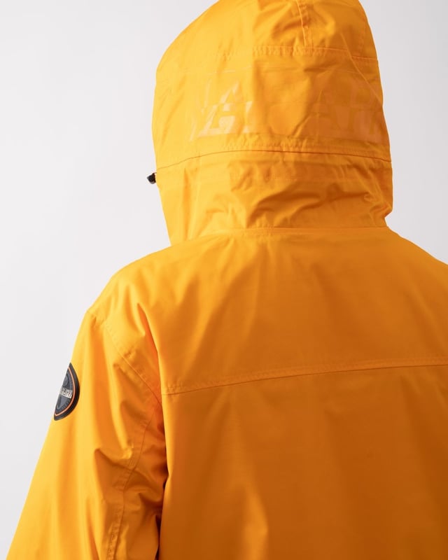 The embodiment of Napapijri's heritage, the Rainforest has been keeping people warm and sleek since 1995. The beloved anorak returns with new rubber branding, a double-zip fastening, ventilation eyelets and an adjustable hem and hood. It's built for the outdoors with breathable, water-resistant fabric and down-free, recycled padding insulation that provides lightweight warmth in cold weather.

Anorak
Waterproof fabric: 3000Mmh20 (suitable for light rain and snow)
Breathable fabric: MVP 3000G/m2-24 hour
Critically taped seams
Side zip fastening
Advanced hood regulation
Ventilation eyelets
Inner cuffs
Adjustable hem
Additional inner collar opening
Patches
Printed details

Main fabric: 100% Recycled PolyesterLining: 100% Recycled PolyesterPadding: Comfortemp® Padding 100% Recycled Polyester
NA4IB9
 