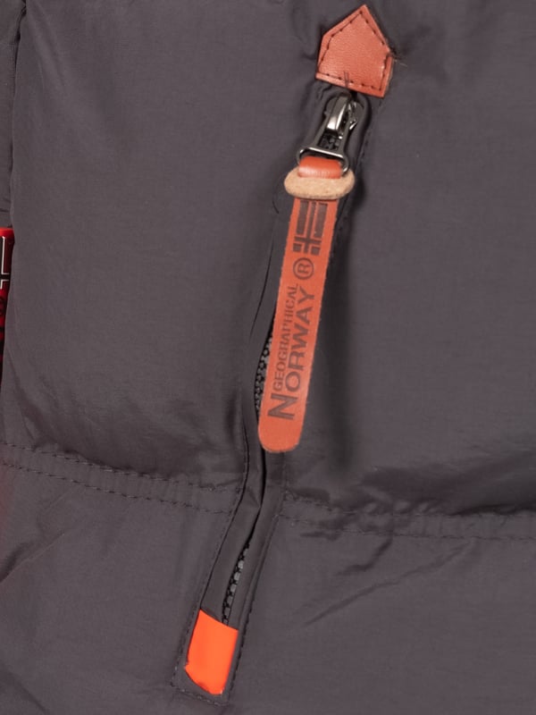 Entdecke die ultimative Wärme mit der GEOGRAPHICAL NORWAY HERREN WINTERJACKE H-358! Technische Brillanz für winterliche Abenteuer  Diese Winterjacke ist nicht nur ein Style-Statement, sondern auch eine technische Meisterleistung. Das Obermaterial aus 100% Polyamid bietet die perfekte Balance zwischen Wärme und Atmungsaktivität, sodass du dich bei allen winterlichen Aktivitäten wohl fühlst. Egal, ob du auf dem Weg zur Arbeit bist oder auf dem Gipfel eines Berges stehst, diese Jacke hält dich warm und trocken.  Unübertroffener Komfort und Vielseitigkeit  Die GEOGRAPHICAL NORWAY HERREN WINTERJACKE H-358 wurde entworfen, um dich durch den Winter zu begleiten - und das in Stil. Mit einer Kapuze, die dich vor Wind und Wetter schützt, und einer Vielzahl von Größen von S bis 7XL bietet diese Jacke einen unübertroffenen Komfort und eine Passform für jeden. Egal, ob du ein Abenteurer bist oder einfach nur warm bleiben möchtest, diese Jacke wird deine Bedürfnisse erfüllen.  Stilvoll durch den Winter  Warum sollte Wärme auf Kosten des Stils gehen? Mit ihrem modernen Design und ihrer hochwertigen Verarbeitung ist die GEOGRAPHICAL NORWAY HERREN WINTERJACKE H-358 die perfekte Kombination aus Funktionalität und Mode. Egal, ob du sie zu deiner Lieblingsjeans oder zu formellen Anlässen trägst, diese Jacke wird sicherlich alle Blicke auf sich ziehen