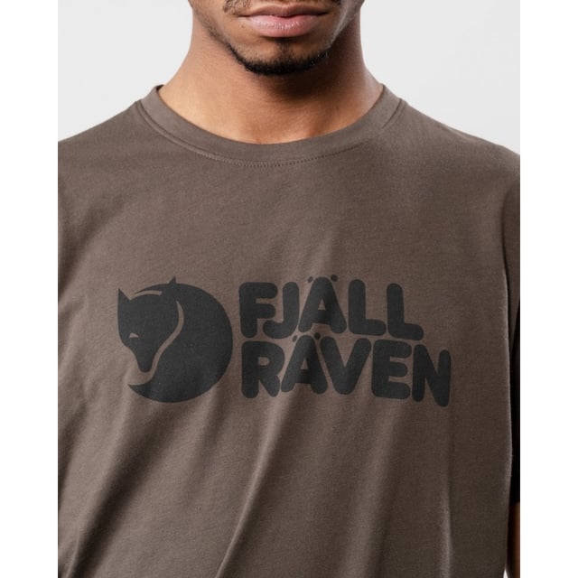 Short-sleeved t-shirt in a sustainable jersey knit that combines the softness of organic cotton with the functionality and durability of recycled polyester. Wicks away moisture and dries quickly, making it extra comfortable in warm climates. Round neckline and printed with the Fjällräven logo on the front.
&nbsp;