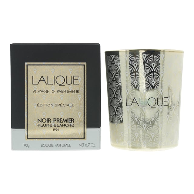 Lalique Noir Premier Plume Blanche Candle is a candle inspired by the Peacock, and is part of the excellent Voyage de Parfumeur range of Lalique's. The candle was launched in 20202, and the fragrance of it has top notes of Mandarin and Violet Lead; middle notes of Almond Leaves, Cardamom, Jasmine and Pink Peppercorn; in the base of the fragrance are notes of Benzoin, Heliotrope, Musks, Patchouli, Tonka Bean and White Cedarwood. The candle has a burning time between 40 hours and 50 hours and comes in a gorgeous golden lacquered glass.