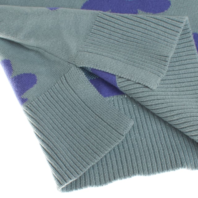 Girls' jumper made from a soft and comfortable fabric, ideal for keeping warm on cool days.

 It features a crew neck design and a slightly loose fit, allowing for greater freedom of movement.

 The sweater is decorated with a striking floral design, adding a fun and cheerful touch to the style.

 Ribbed cuffs and hem add texture, while side slits at the hem add modern detail and encourage movement.

 This sweater is perfect for combining with different casual outfits and adding a touch of color to little ones' wardrobe.
 Composition: 100% Cotton
 Care:
- Machine wash cold.
 - Use mild detergents.
 - Do not use a dryer.
 - Iron at low temperature.
 - Do not dry clean.