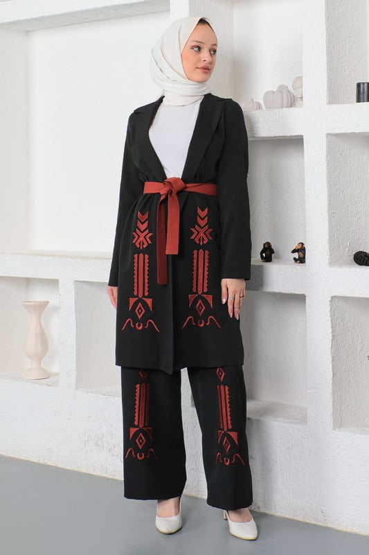 Stoffmerkmal: Hergestellt aus doppelter Stofflage.Produktmerkmal: Es handelt sich um ein neues Hijab-Modell der Saison ohne Futter. Die Jacke hat einen abnehmbaren Gürtel. Die Hose hat einen elastischen Bund. Aufgrund von Konzeptaufnahmen kann es zu leichten Farbunterschieden bei dem Produkt kommen. Das Model trägt Größe 38.Größe 38 Jackenmaße: Länge: 98 cm - Brust: 94 cm - Taille: 90 cm - Hüfte: 102 cmGr