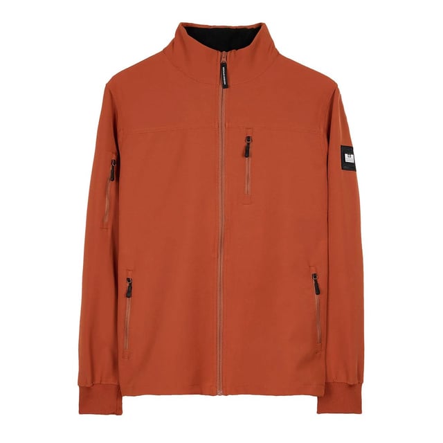 Chaqueta Weekend Offender Athents Copper Softshell para hombre: una prenda exterior elegante y funcional diseñada para elevar tu estilo en diversas condiciones climáticas. Conocida por su estética urbana contemporánea, Weekend Offender presenta la chaqueta Athents, que combina moda y practicidad.

Características principales:

 Diseño moderno en cobre:  La chaqueta Athents Softshell probablemente presume de un diseño moderno en un distintivo color cobre. Weekend Offender es conocido por su atención al detalle y sus opciones de color únicas, proporcionando un look elegante y de inspiración urbana.

 Confección en tejido Softshell:   Confeccionada con tejido softshell, esta chaqueta ofrece un equilibrio entre comodidad, flexibilidad y resistencia a la intemperie. Los materiales softshell suelen ser impermeables, cortavientos y transpirables, por lo que la Athents es adecuada para diversas actividades al aire libre.

 Bolsillos funcionales:   Es probable que la chaqueta cuente con prácticos bolsillos que ofrezcan espacio para guardar lo esencial. Busca bolsillos con cremallera para mayor seguridad, que te permitan mantener tus pertenencias a salvo durante tus actividades.

 Características ajustables:   Weekend Offender a menudo incorpora características ajustables para un ajuste personalizable. La chaqueta Athents puede incluir puños ajustables, un dobladillo con cordón o una capucha con botones, lo que te permite adaptar la chaqueta a tus preferencias.

 Forro cómodo:   La chaqueta puede llevar un cómodo forro que aumenta tanto el calor como la comodidad. El forro está diseñado para proporcionar aislamiento sin comprometer la transpirabilidad.

 Ideal para climas de transición:   Las chaquetas Softshell son adecuadas para el tiempo de transición, ya que ofrecen protección contra la lluvia ligera y el viento. La chaqueta Athents es probablemente una opción versátil para los días frescos de primavera u otoño.