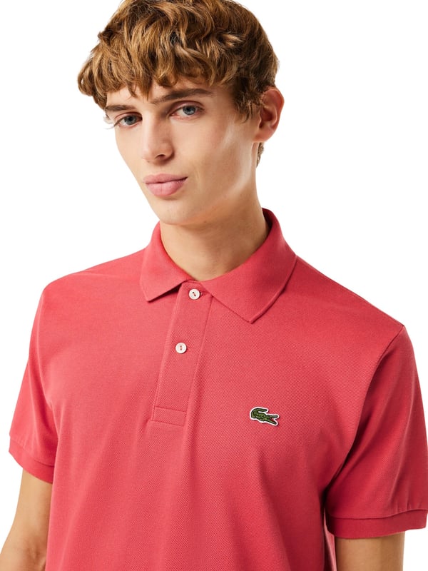 This comfortable and elegant L.12.12 polo impresses with its classic Lacoste design. A timelessly chic style for the modern wardrobe, ideal for any occasion. If you are between two sizes, we recommend the smaller size.