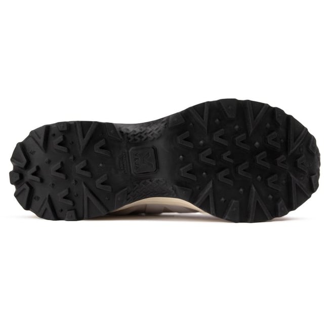 Llama la atención con estas fabulosas Veja Venturi, los zapatillas de corte natural hechas para quienes están a la moda y tienen conciencia. Fabricadas con suave gamuza, complementadas por una suela de goma hecha de materiales sostenibles y parcialmente biobasados, y una plantilla de algodón orgánico, estas elegantes zapatillas son tan cómodas como están a la moda. Este básico sostenible de Veja cuenta con una suela gruesa y elevada para un look estiloso y sin esfuerzo.