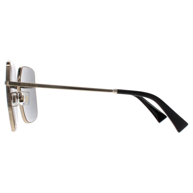 Bei der Miu Miu Square Womens Pale Gold Dark Grey MU51YS Sonnenbrille trifft Vintage-inspiriertes Design auf modernen Luxus. Diese atemberaubende Sonnenbrille verfügt über einen unverwechselbaren quadratischen Rahmen, der aus hochwertigem Acetat für einen komfortablen und dauerhaften Tragekomfort gefertigt ist. Die Gläser bieten nicht nur einen erstklassigen UV-Schutz, sondern verleihen Ihrem Look auch einen Hauch von Retro-Chic. Die MU51YS Sonnenbrille ist mit dem charakteristischen Miu Miu Logo an den Bügeln verziert und strahlt Eleganz und Raffinesse aus. Ideal für alle, die eine Mischung aus klassischem und modernem Stil schätzen, ist diese Sonnenbrille das perfekte Accessoire, um jedes Ensemble aufzuwerten.