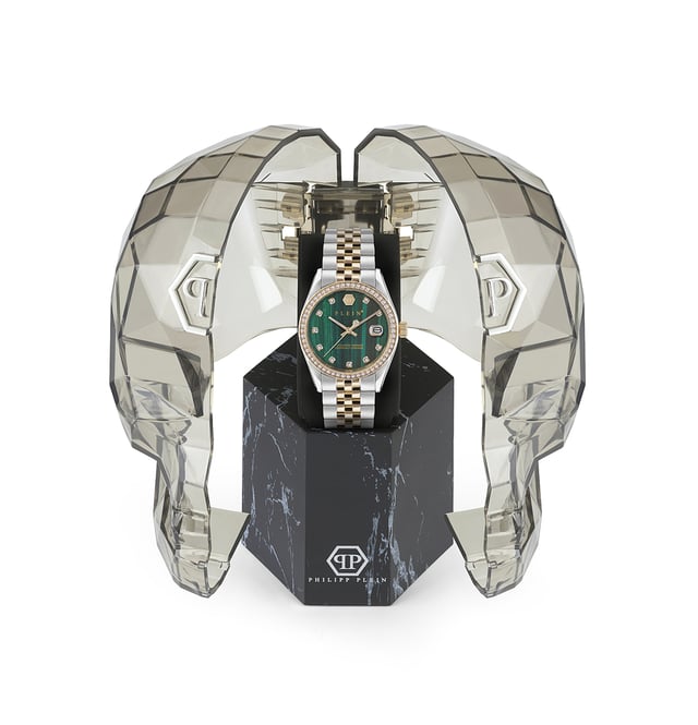 This Philipp Plein Date Superlative Analogue Watch for Women is the perfect timepiece to wear or to gift. It's Multicolour 34 mm Round case combined with the comfortable Multicolour Stainless steel watch band will ensure you enjoy this stunning timepiece without any compromise. Operated by a high quality Quartz movement and water resistant to 5 bars, your watch will keep ticking.