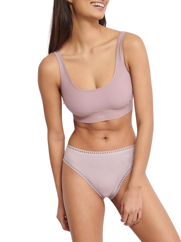Dieser Damen-Slip überzeugt mit seinem hüfthohen Schnitt und dem sehr hohen Beinausschnitt, der eine feminine und elegante Silhouette formt. Die schmale Passform und das anschmiegsame Jerseygewebe bieten optimalen Tragekomfort für den Alltag. Ein zartes, gewebtes Spitzenmuster am Bauchbündchen setzt einen feinen, stilvollen Akzent, während der dezente Label-Schriftzug das Design abrundet. Im praktischen 3er Pack erhältlich, enthält der Slip zwei einfarbige und eine gemusterte Variante, ideal für Abwechslung in Ihrer Wäschekollektion. Dieser Slip vereint Komfort, Eleganz und stilvolle Vielseitigkeit.