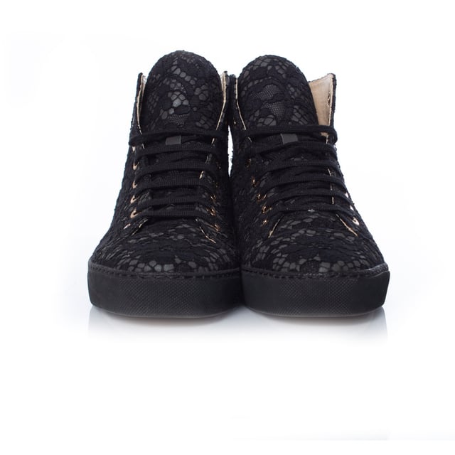 VINTAGE, RRP AS NEW
Chanel High top lace sneakers. The item is in very good condition. • CONDITION: very good condition • SIZE: 39 • INSOLE MEASUREMENTS: 25 cm• HEEL MEASUREMENTS: 3 cm PLATFORM: 2.5 cm• SHAFT HEIGHT: 11 cm WIDTH TOP: 11 cm• FABRIC: lace fabric • COLOUR: black