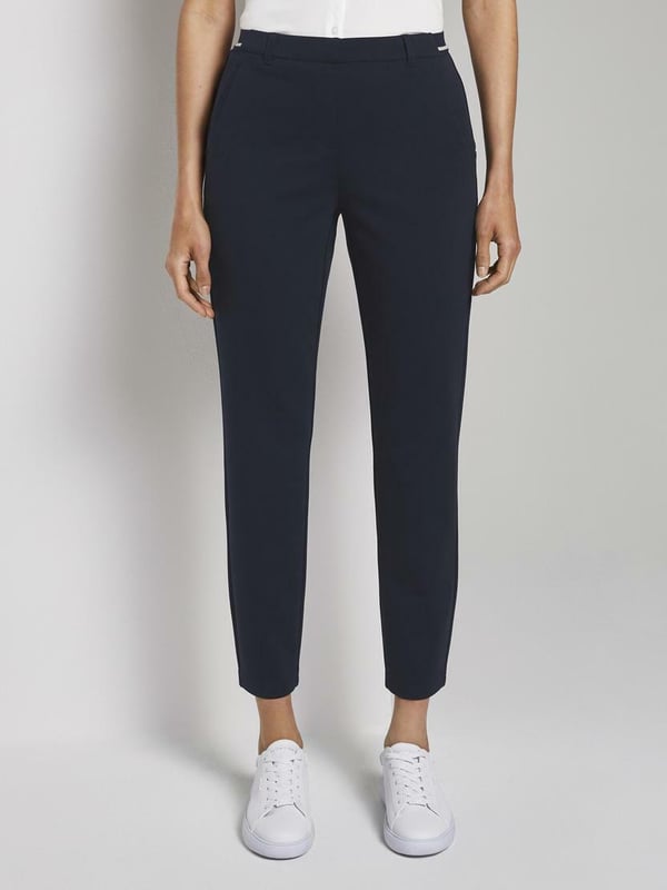 Deze broek voor dames is de perfecte keuze voor een casual en elegante look. Ze zijn gemaakt van zachte en ademende stof die comfortabel is om te dragen. De broek heeft twee zakken aan de voorkant die zowel praktisch als decoratief zijn. De riemlussen, rits- en haakjessluiting garanderen een perfecte pasvorm. De broek heeft een slanke pasvorm, een korte taille, een relaxed model, een smalle pijp en een enkellengte die je figuur flatteren en je benen verlengen. De elastische tailleband zorgt voor meer flexibiliteit en comfort. Het geribde detail op de zakken is een bijzondere blikvanger die de broek uniek maakt.