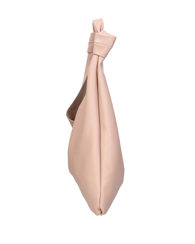 Bolso bandolera para mujer. El cierre es con botón magnético. Faltan bolsillos internos. Los bolsillos externos están ausentes. Falta la correa para el hombro. El mango es de cuero. Hay un compartimento interno. El material exterior es piel auténtica tipo dólar. Internamente está forrado en tejido 70% algodón - 30% poliéster. Medidas: 40x42x2 cm. Hecho en Italia