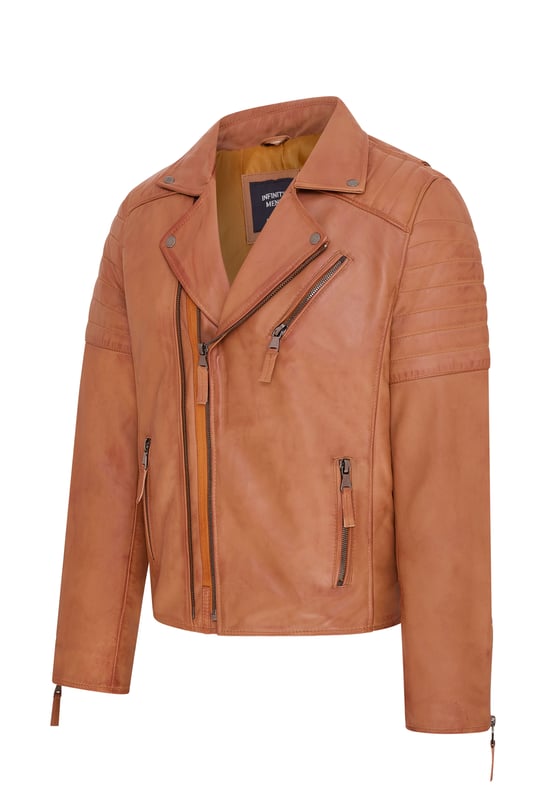 La pieza central de un look atemporal, esta chaqueta está confeccionada con piel de napa de grano completo para lograr una silueta de motociclista elegante y de corte ajustado. Los llamativos detalles de esta prenda incluyen detalles acanalados en los hombros y un cuello ancho tradicional. La parte delantera de la chaqueta está acentuada con una cremallera doble y cuenta con un bolsillo con cremallera inclinado en el pecho, así como otros dos bolsillos con cremallera. Esta chaqueta viene en una gama de colores para adaptarse a una variedad de gustos, lo que permite que todos encuentren su estilo ideal en esta clásica pieza de estilo Brando. • 100% piel de napa ultra suave de primera calidad. • Bolsillo en el pecho con cremallera inclinada • Doble cremallera delantera, etiquetada para facilitar su uso • Solapas anchas con botones a presión • Bolsillos integrados en el forro de la chaqueta • Detalles acanalados en los hombros • Puños con cremallera elegantes