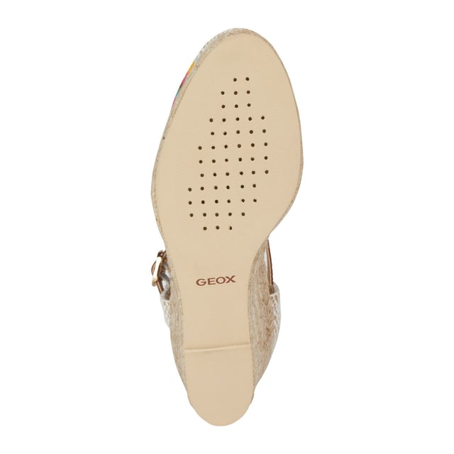 The classic Geox rubber sole is based on an exclusive patent: the combination of the perforated sole and resistant breathable and waterproof membrane allow for natural temperature regulation, thereby keeps feet dry and comfortable for the whole day.