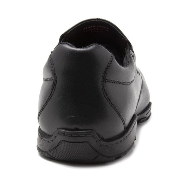 Envíalos de regreso a la escuela con estilo con los zapatos Elijah de Hush puppies. Estos zapatos de cuero negro fáciles de poner son perfectos para el patio de recreo con su estilo elegante y su resistente suela de goma.