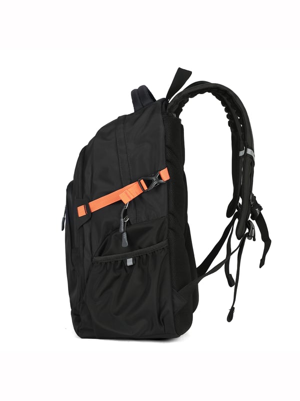 Mochila unisex. El cierre es con cremallera. Los bolsillos internos son uno abierto. Hay tres bolsillos externos con cremallera y dos laterales abiertos. Falta la correa para el hombro. El asa es de tela. Hay un compartimento interno. El material exterior es poliéster. Internamente está forrado en poliéster. Medidas: 32x18x45 cm. Producto de moda
