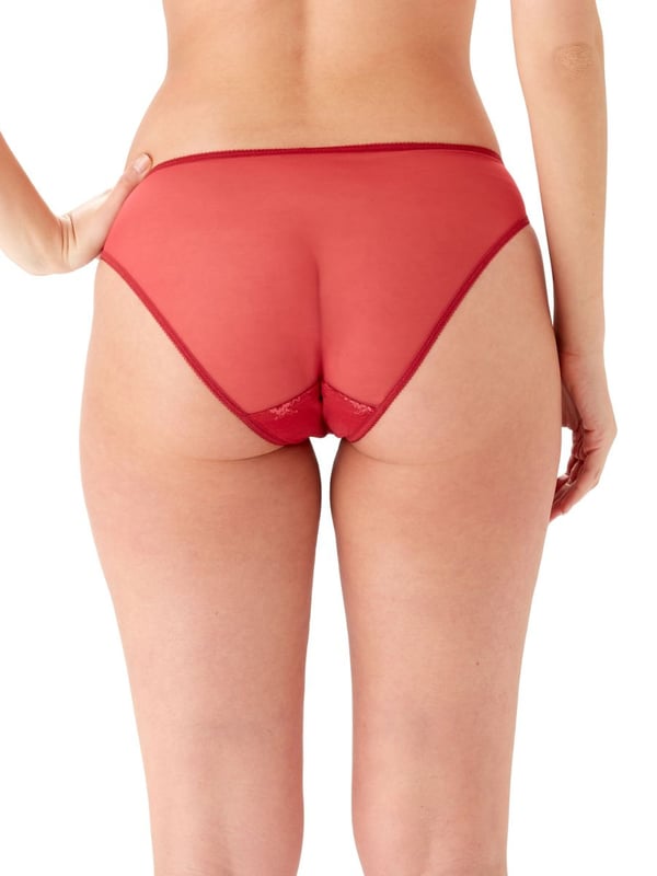 Glossies lace returns in versatile Raspberry Blush, worn as an elevated nude-tone or to co-ordinate with your favourite outerwear pieces. Representing the very latest in lingerie innovation, Glossies Lace features beautiful Chantilly lace which is both extremely delicate and reassuringly supportive. This brief in pink is the perfect partner for the Glossies Lace bra to complete the lingerie set.\r\n