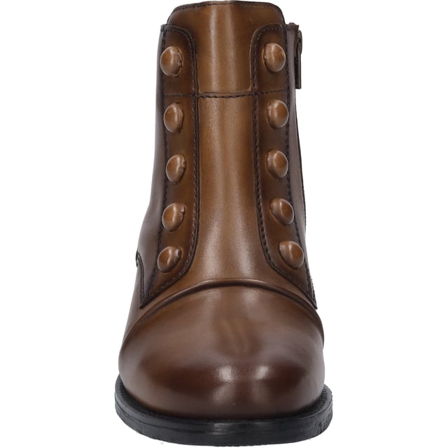 Entdecke die Eleganz und das unvergleichliche Tragegefühl mit der Stiefelette Simona 04 von JOSEF SEIBEL in der faszinierenden Farbe Cognac. Dieser Damenschuh vereint modernen Komfort mit der Perfektion in Passform und Funktion, umschmeichelt von hochwertigen Materialien. Gefertigt aus feinstem Nappa-Rindsleder, bietet dieses Modell durch seine Verarbeitung in der besonderen AGO-Machart - eine leichte und formbeständige Konstruktion, bei der das Obermaterial sanft mit der Innensohle verklebt und die Laufsohle anschließend aufgeklebt wird - eine dauerhafte Qualität und Haltbarkeit. Die TR-Sohle, ein thermoplastischer Kautschuk, zeichnet sich durch ihre gute Rutschfestigkeit und Langlebigkeit aus und ist dabei leichter als traditionelle Gummisohlen. Für ein individuelles Tragegefühl lässt sich die Innensohle aus Leder problemlos herausnehmen und durch ein persönliches orthopädisches Fußbett ersetzen. Der praktische Reißverschluss erleichtert das An- und Ausziehen, während der Blockabsatz mit einer Höhe von 2 cm für einen sicheren Stand sorgt. Ideal für die Freizeitgestaltung im Herbst, lässt sich die Simona 04 Stiefelette sowohl beim entspannten Stadtbummel als auch bei Outdoor-Aktivitäten tragen. JOSEF SEIBEL setzt mit diesem Schuh auf Slow Fashion - eine bewusste Entscheidung gegen die schnelllebige Fast Fashion - und unterstreicht damit das Engagement für Nachhaltigkeit und Qualität. Lasse dich von diesem Schuhwerk auf Schritt und Tritt begleiten und genieße das Gefühl von Wohlsein und Bequemlichkeit in jeder Situation.