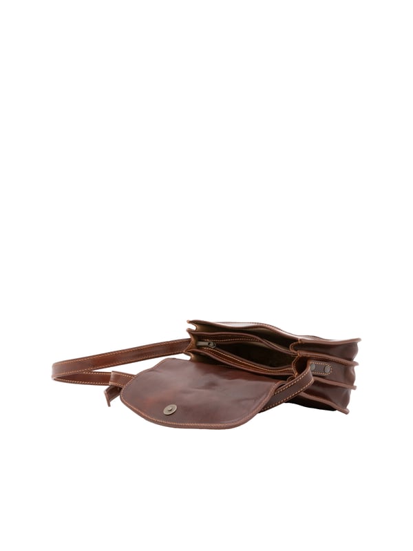 Damen-Umhängetasche mit Magnetverschluss. eine mit Reißverschluss-Innentaschen. eine Rückseite mit Reißverschluss-Außentaschen. verstellbarer Schultergurt aus Leder. fehlender Griff. Drei Innenfächer.  Außenmaterial. Innen mit Baumwolle gefüttert. Maße: 22x16x9,5 cm. Hergestellt in Italien
