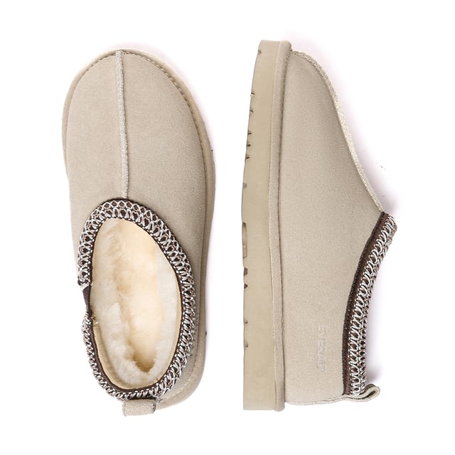 Verhoog uw casual stijl moeiteloos met Wigeon Pantoffels, vervaardigd voor comfort en duurzaamheid met een waterafstotende coating om u stijlvol gezellig te houden in elke omgeving, van binnen tot buiten.
