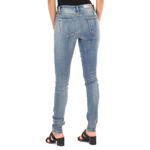 Lange jeans.
 Kleur Blauw denim
 Taille met riemlussen.
 Knoop- en ritssluiting. aan de voorkant.
 Twee zakken en een minizakje op de voorkant.
 Twee open zakken op de achterkant.
 Merknaam patch op de achterkant van de tailleband.
 Versleten en gebroken effect.
 Smal gesneden zoom.
 Stretchstof.
 Bijpassende naden.

 Samenstelling:
 - 70% Katoen- 28% Polyester - 2% Elastaan.

 Wasvoorschriften:
 - Maximaal wassen op 40ºC.
 - Strijken op middelhoge temperatuur. max. 110ºC.
 - Mag in de droger.
 - Gebruik geen bleekmiddel.
 - Kan niet chemisch gereinigd worden.

 Samenstelling: 70% Katoen, 28% Polyester, 2% Elastaan
 Onderhoud:
- Maximaal wassen op 40ºC.
 - Strijken op gemiddelde temperatuur. max. 110ºC.
 - Je kunt een droger gebruiken.
 - Gebruik geen bleekmiddel.
 - Kan niet chemisch gereinigd worden.