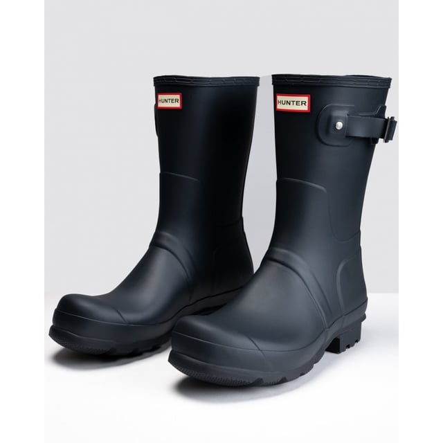 The brand new Hunter mens last with a shorter leg. Available in bold colours from the original brights collection. Features all of the handmade attention to detail that characterises the original. Including the 28 parts and the new mens last.

Handmade from 28 parts
Natural rubber construction
Matte finish
New Mens last
New self-coloured lining
New branded Hunter hardware
Hunter box logo in outsole
New men's outsole and heel