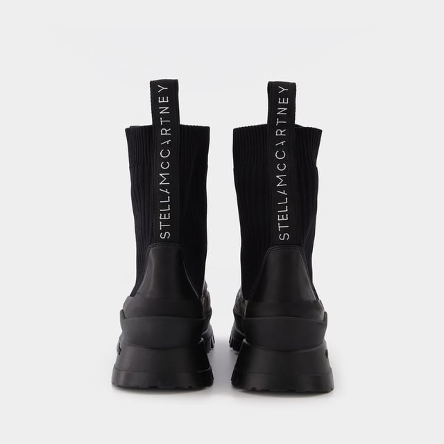 Estos botines negros de piel son elegantes y cómodos. Nos encanta su look andrógino, que puede combinarse con pantalones de pinzas y un jersey de punto por cable. Altura de la plataforma: 5 cm. Colores: Negro. Material principal: piel sintética. Material de la suela: caucho. Material del forro: sintético. Cierre: cremallera lateral. Forma de la punta: cuadrada. Ajuste: fiel a la talla - Tallaje: europeo.