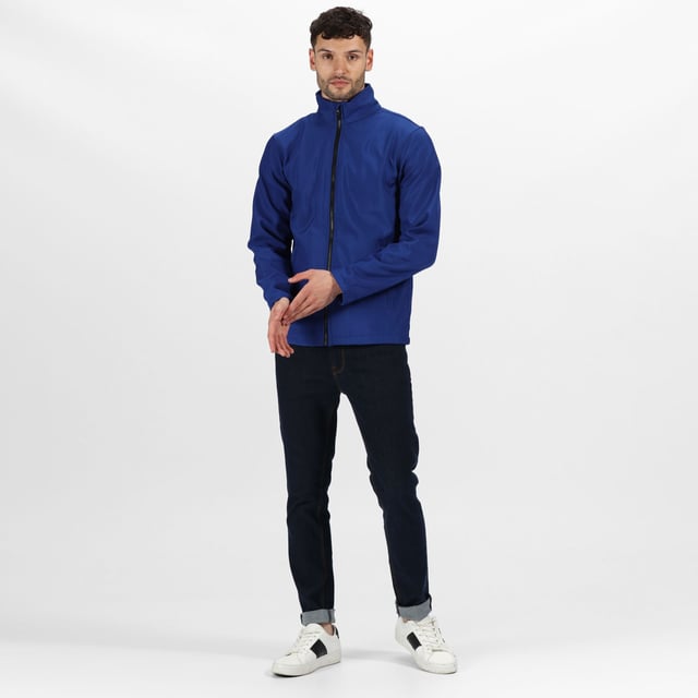 100% Polyester. Warm gewebte Softshell-Jacke. Bedruckbarer Softshell-Stoff. Windabweisendes Membrangewebe. Dauerhaft wasserabweisendes Finish. Innere Reißverschlussabdeckung, 2 untere Taschen und verstellbarer Kordelsaum.