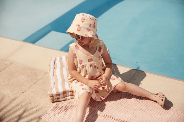 Introduce the Girls Beach Hut Sun Hat in Ivory, an elegant addition to your Baby_Girls' wardrobe! This enchanting hat is perfect for a stylish Holiday retreat. Here are its distinctive features:‚ Chic Design: This ivory sun hat flaunts a delightful beach-hut inspired print, rendering it a fashionable accessory. ‚Luxurious Comfort: Using premium materials, this hat promises exceptional comfort for your little one's vacation escapades.‚Uplift your Baby_Girls look! with the Girls Beach Hut Sun Hat in Ivory, a chic offering by The Bonnie Mob. Add this to your cart now for a stylish upgrade!