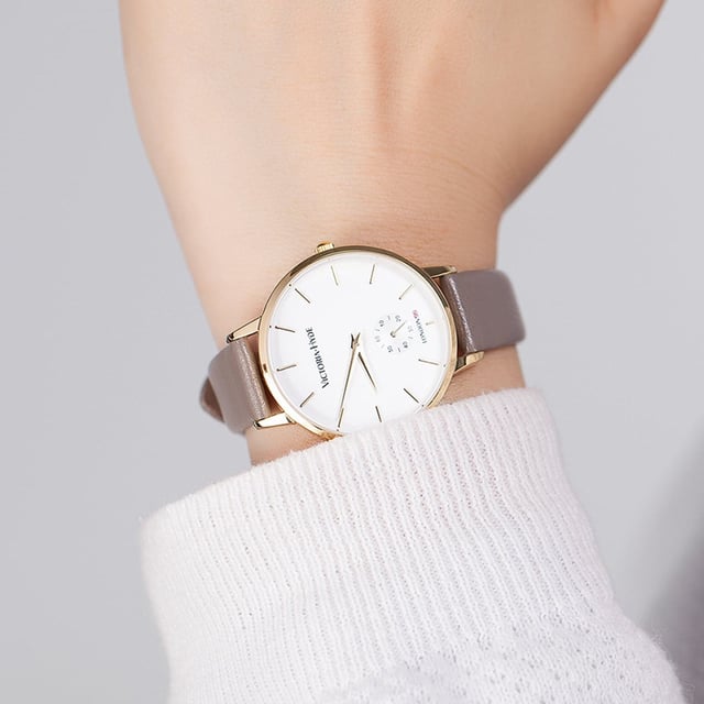This wristwatch in a classic design is not only noble and timeless, but can also be combined with any outfit. With a size of 34mm, this ladies' watch is one of the more discreet variants from the Metropolitan collection. With its matte white dial and rose gold mesh strap, it is the perfect companion for both day and evening. The watch strap is easily interchangeable with other 14mm straps, allowing you to customize the watch to suit your personal look. The small second movement on the dial is not only a symbol of style, but also lets you know the time accurately at all times. The rose-gold metal case perfects the timeless chic in a special way. The likewise rose-gold clasp with a simple click system can be opened and closed quickly and easily. Case diameter: 34mm, Case thickness: 8mm, Watch strap length: 190mm, Watch strap width: 14mm