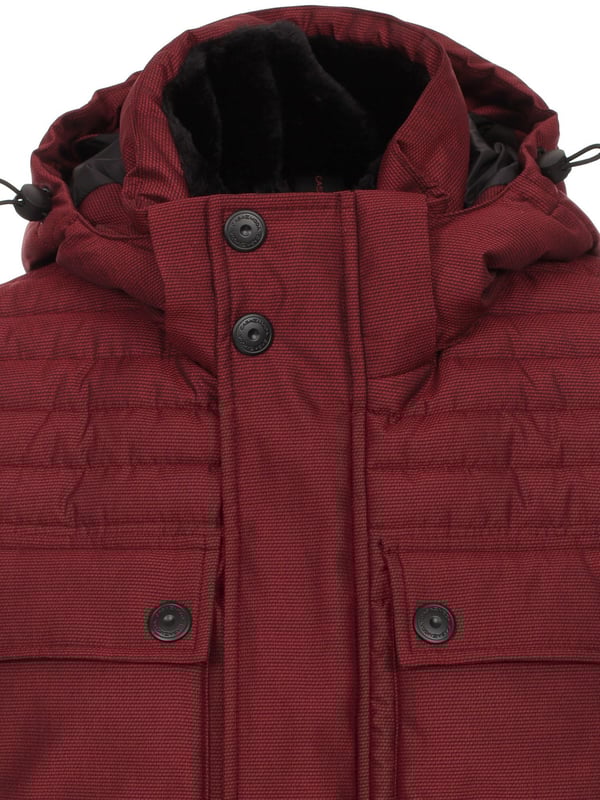 Deze gewatteerde jas van Casamoda is een robuuste en comfortabele jas voor koelere dagen. Het is gemaakt van hoogwaardige materialen en heeft een anti-allergische Sorona-vulling, die zorgt voor optimale warmte-isolatie. De jas is water- en windafstotend en beschermt je tegen weer en wind. De jas heeft een opstaande kraag en een doorlopende ritssluiting die wordt verborgen door een drukknoopsluiting. De jas heeft verschillende zakken waarin je je waardevolle spullen veilig kunt opbergen. De jas heeft steekzakken met ritsen en twee borstzakken met drukknopen. De stormmanchetten aan de mouwen zorgen voor een goede pasvorm en beschermen tegen de kou. De jas heeft een normale pasvorm, wat zorgt voor een comfortabele pasvorm. De jas heeft ook een afneembare capuchon die je kunt bevestigen of verwijderen met drukknopen. De capuchon is een praktisch detail dat je meer flexibiliteit geeft. Hij is verkrijgbaar in verschillende kleuren en maten en kan op verschillende manieren worden gecombineerd. Deze gewatteerde jas van Casamoda is een robuuste en comfortabele jas voor elke man.