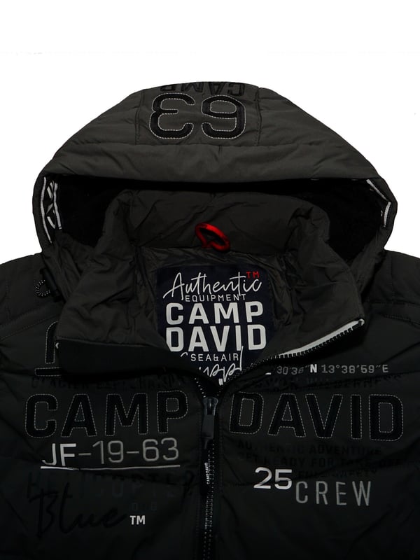 Deze heren winterjas van CAMP DAVID is precies wat je nodig hebt voor een coole ski-look. De jas heeft smalle quilting op de mouwen, schouders, zijkanten en zoom voor een sportief accent. Opvallend logoborduursel siert de voorkant van de jas. De jas heeft een afneembare capuchon met een knusse teddyvoering, een opvallende logoboord en andere motieven. Het jack heeft ook neopreen details op de ritssluiting aan de voorkant en ritszakken.