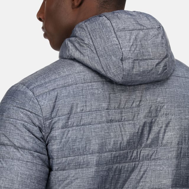 Materiaal: 100% polyester. 37gsm. Ontwerp: Gewatteerd. Stoftechnologie: Isolerend, Warmloft, Waterafstotend. Packaway. Halslijn: Kapitein. Mouwtype: Met lange mouwen. Eigenschappen van de kap: Gegroeid op de kap. Bevestiging: Volledige ritssluiting.