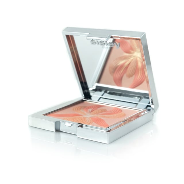 A nourishing highlighter and blush. L'Orchidée Corail adds radiance and freshness to the complexion. This feel-good highlighter and blush is enriched with white lily for a cared-for, smooth complexion. Small pigments and pearlescent shimmers refract the light, giving the skin a fresh glow. Easy to apply and ideal for shaping.
