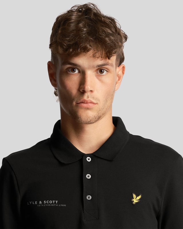 För svalare morgnar på golfbanan är Lyle \u0026 Scott långärmad polotröja en polotröja i spandex/bomullsblandning. Den har en minimalistisk design och är tillverkad av stretchmaterial med fukttransporterande egenskaper för komfort på banan.